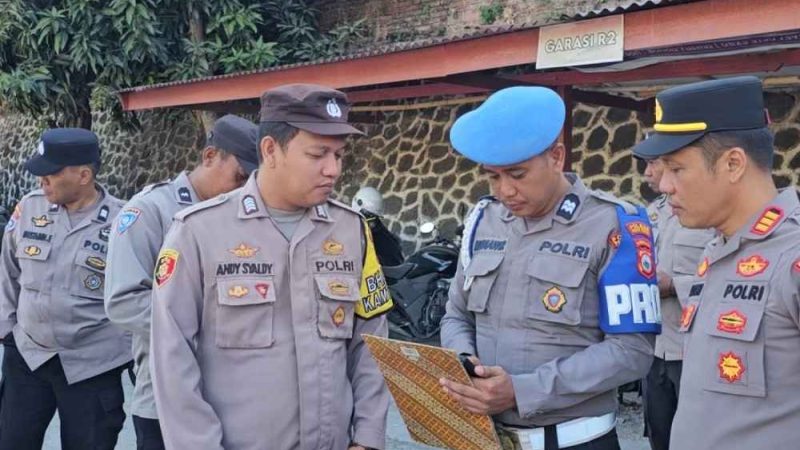 Cegah Judol dan Pinjol, Kapolsek Ujung Periksa HP dan Kendaraan Dinas Personel
