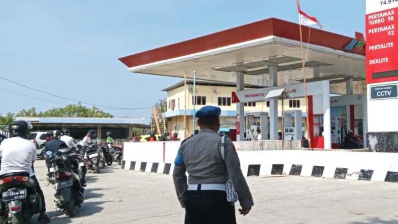 Cegah Antrean BBM Mengular, Polsek Banggae Perkuat Pengamanan di SPBU Rangas