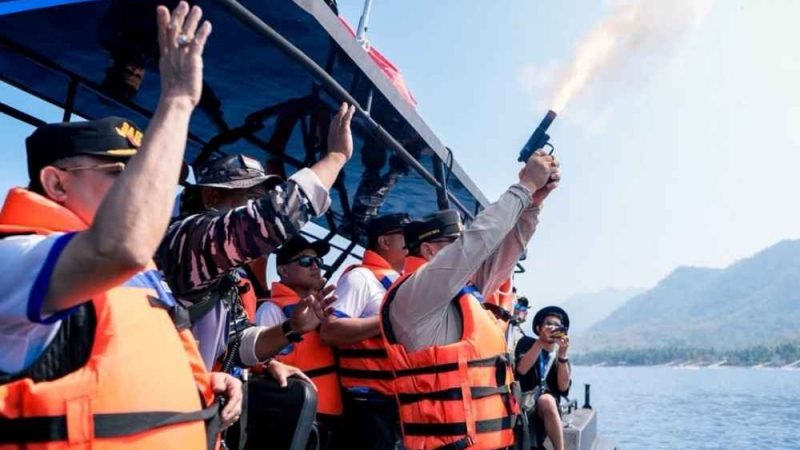 Lepas 80 Sandeq dengan Flare Gun, Gubernur SDK Terkesan Passandeq Mampu Melawan Angin di Sandeq Silumba 2026