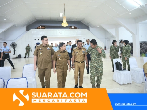 Wali Kota Parepare Tasming Hamid Terima Brevet Kehormatan Kesehatan Penyelaman dan Hiperbarik dari TNI AL