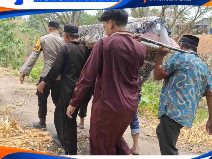 Akses Pemakaman Hanya Jalan Kaki, Bhabinkamtibmas Parepare Ikut Gotong Jenazah Warga