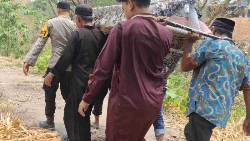 Akses Pemakaman Hanya Jalan Kaki, Bhabinkamtibmas Parepare Ikut Gotong Jenazah Warga