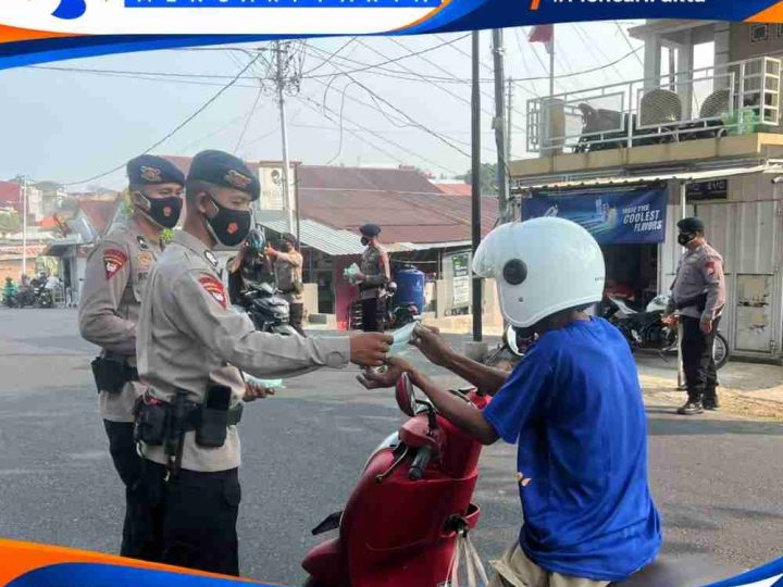 Hari Kedua Pembagian Masker, Brimob Perkuat Kepedulian di Parepare