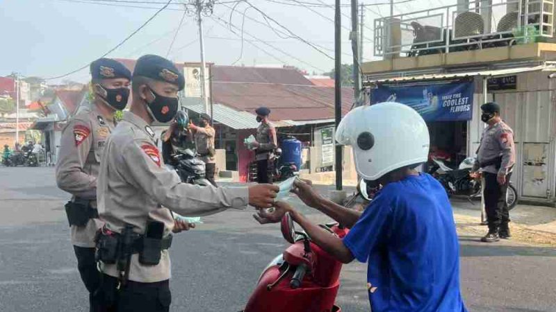 Hari Kedua Pembagian Masker, Brimob Perkuat Kepedulian di Parepare