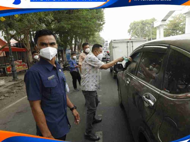 Pemkot Palopo Bagikan Masker, Warga Diimbau Waspadai ISPA