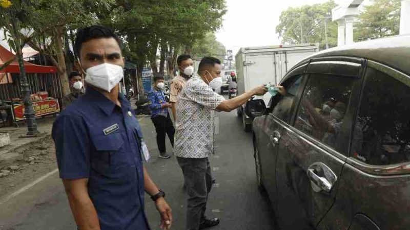 Pemkot Palopo Bagikan Masker, Warga Diimbau Waspadai ISPA