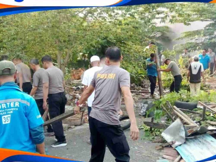 Polsek Ujung Libatkan Personil Lakukan Karya Bakti Bersihkan Lingkungan