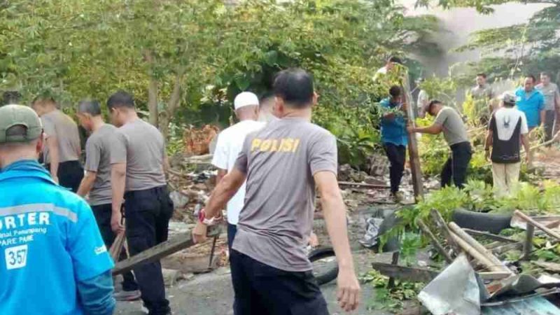 Polsek Ujung Libatkan Personil Lakukan Karya Bakti Bersihkan Lingkungan
