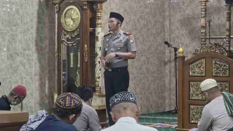 Subuh Keliling di Masjid Al Muttaqin, Kapolsek Ujung Eratkan Silaturahmi dan Sampaikan Pesan Kamtibmas